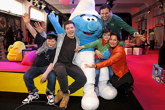 Julia Dahmen mit Familie (©Foto Dominik Bindl/Getty Images for Turner Broadcasting System Deutschland) 